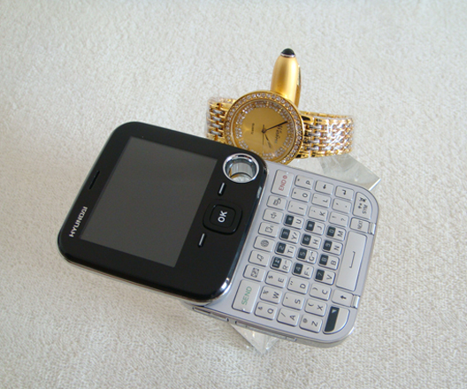 在电视上打广告的〈韩国现代牌手机〉款示还好